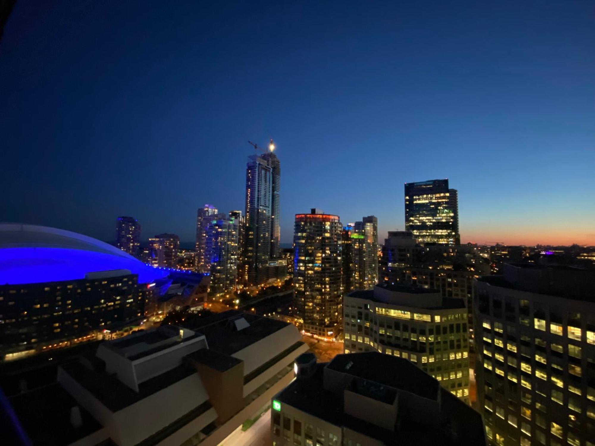 Central Toronto Suite - Free Parking, City Views, Near Cn Tower Ngoại thất bức ảnh