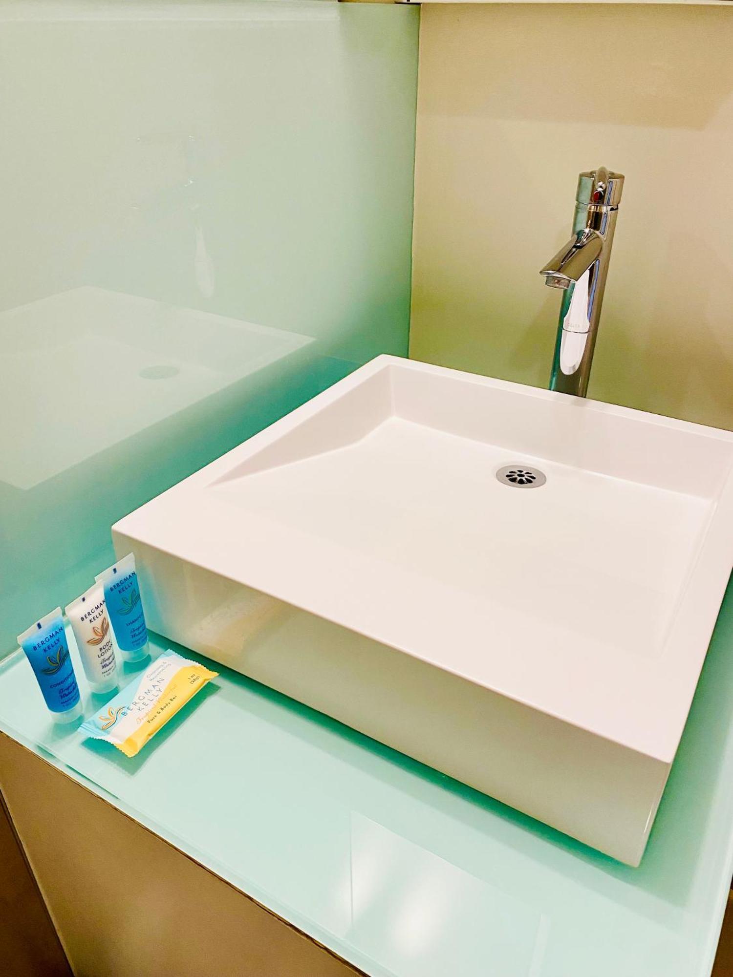 Central Toronto Suite - Free Parking, City Views, Near Cn Tower Ngoại thất bức ảnh